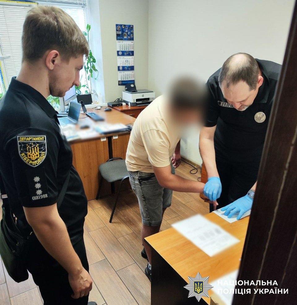 Жителя Одесской области подозревают в присвоении денег военных по схеме «Звонок из банка»