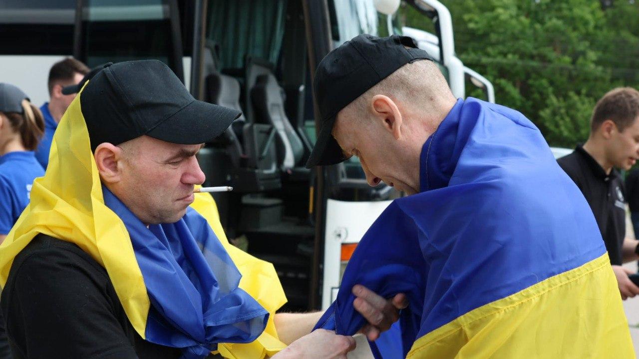 З полону звільнили ще одну групу важкохворих захисників
