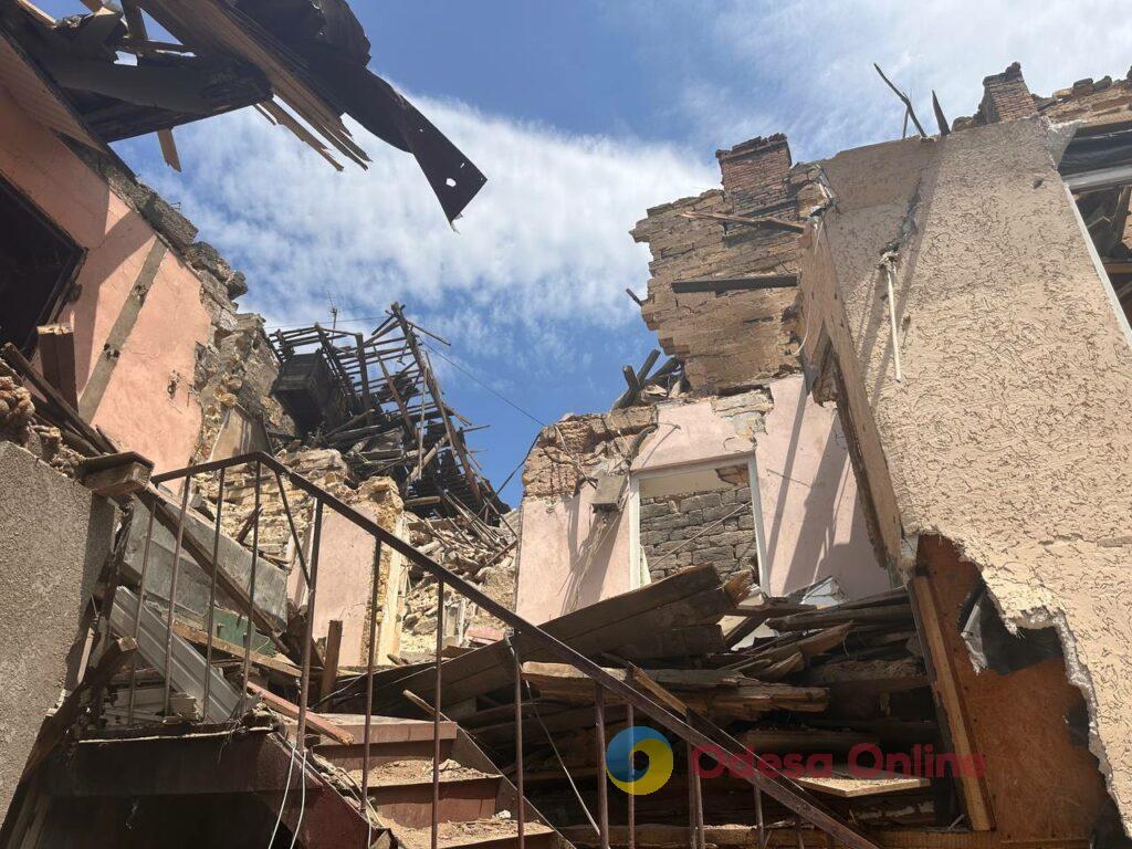 «Скільки працював на “прильотах” — ніколи не думав, що прилетить у мій дім» — одеський рятувальник про ніч, яка розділила життя на “до” і “після”