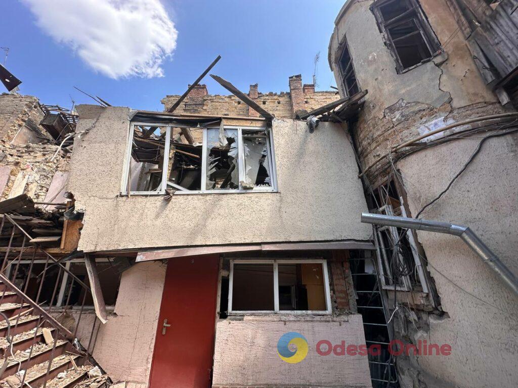 «Скільки працював на “прильотах” — ніколи не думав, що прилетить у мій дім» — одеський рятувальник про ніч, яка розділила життя на “до” і “після”