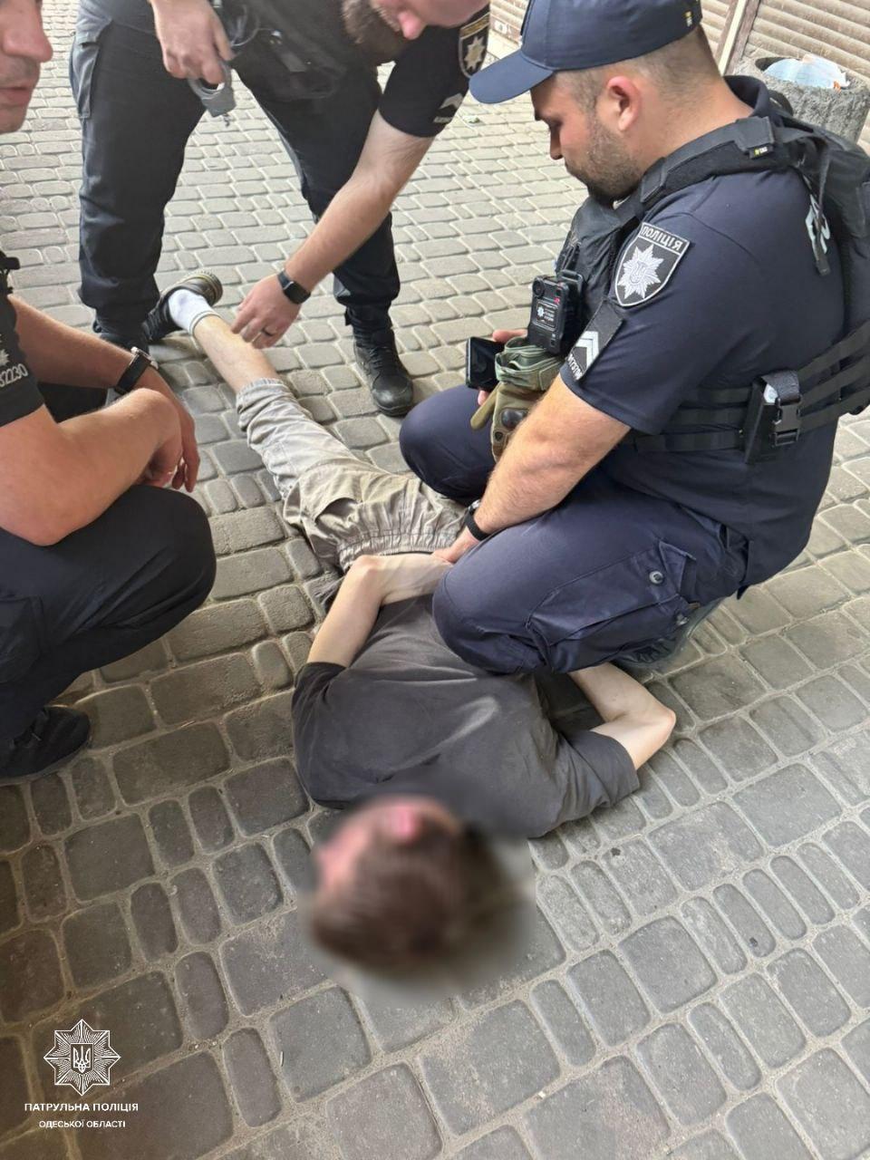 В Одессе мужчина угрожал прохожим ножом