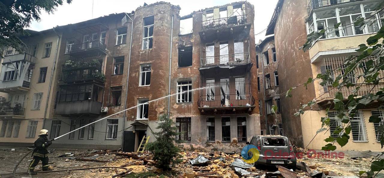 Нічний удар по Одесі: фото з місця подій та свідчення очевидців Нічний удар по Одесі: фото з місця подій та свідчення очевидців