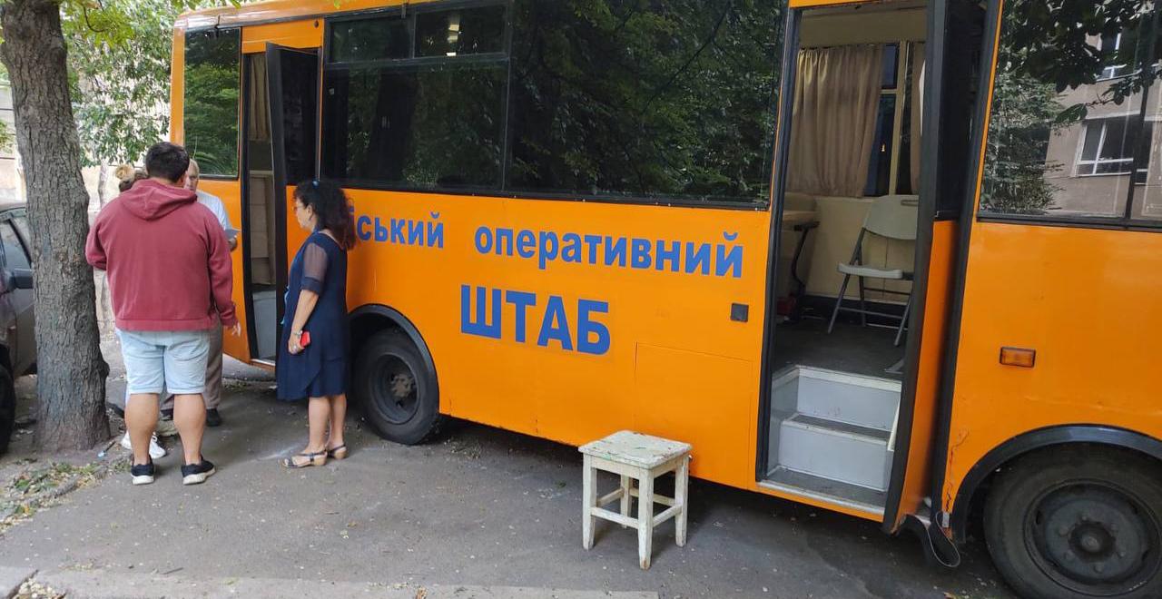 На місці ліквідації наслідків ворожої атаки розгорнуті міські оперативні штаби На місці ліквідації наслідків ворожої атаки розгорнуті міські оперативні штаби