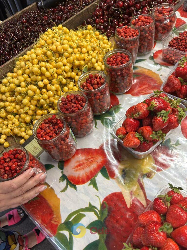 Земляника, персик и кукуруза: субботние цены на одесском Привозе