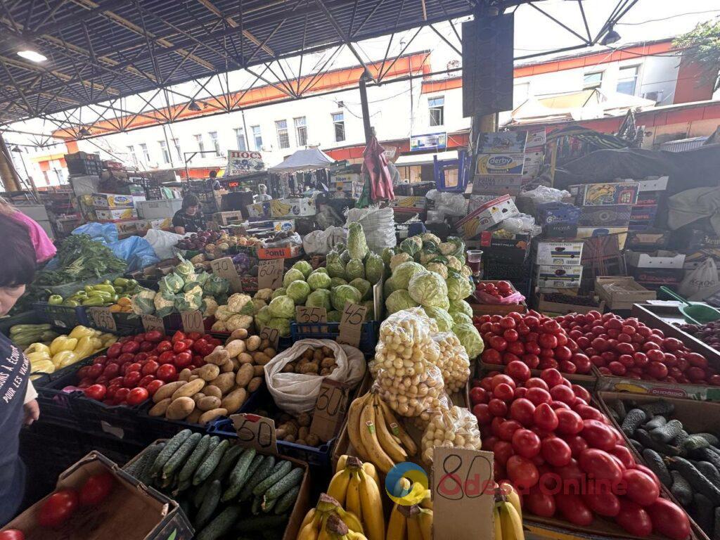 Земляника, персик и кукуруза: субботние цены на одесском Привозе