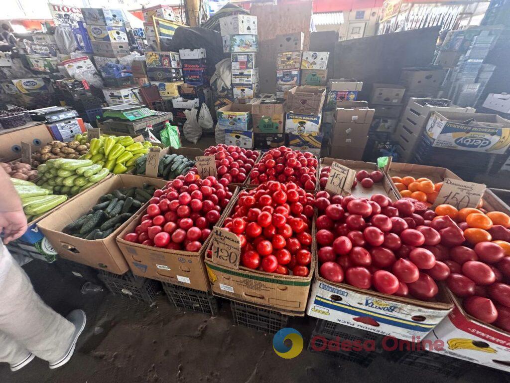 Земляника, персик и кукуруза: субботние цены на одесском Привозе