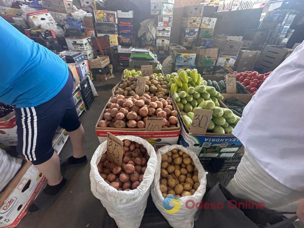 Земляника, персик и кукуруза: субботние цены на одесском Привозе