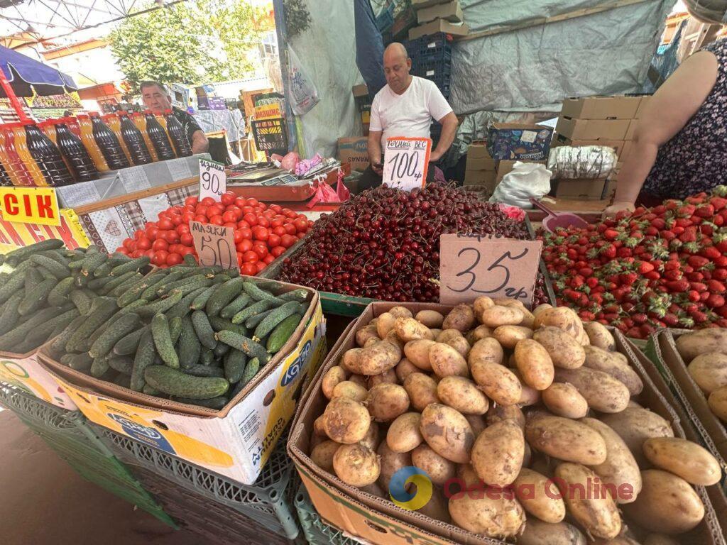 Земляника, персик и кукуруза: субботние цены на одесском Привозе