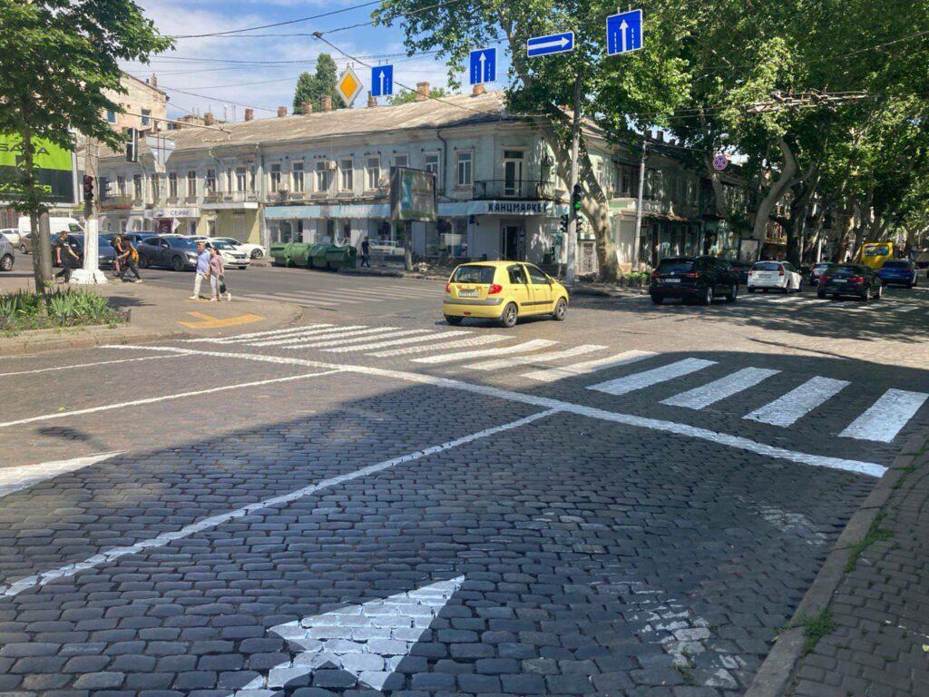 В Одесі на вулиці Італійській розпочали оновлення розмітки (фото)