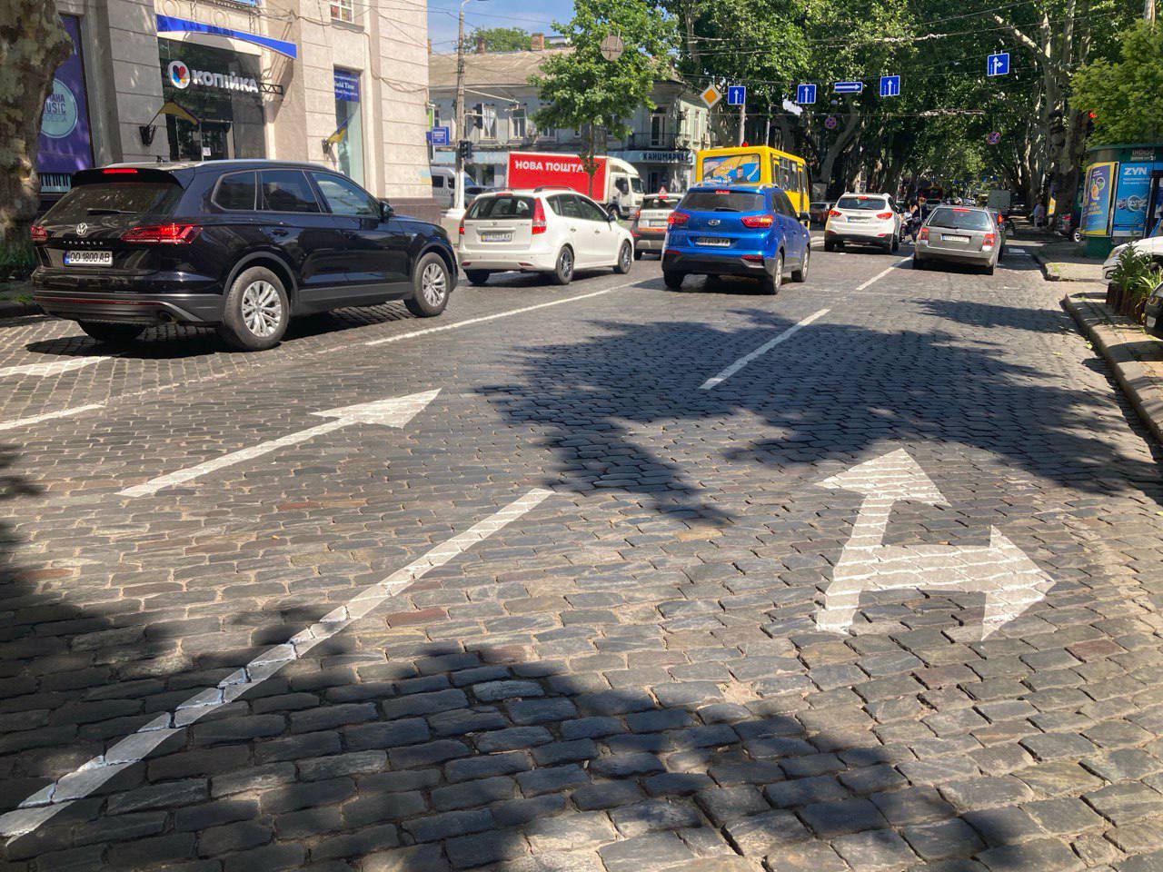 В Одесі на вулиці Італійській розпочали оновлення розмітки (фото)