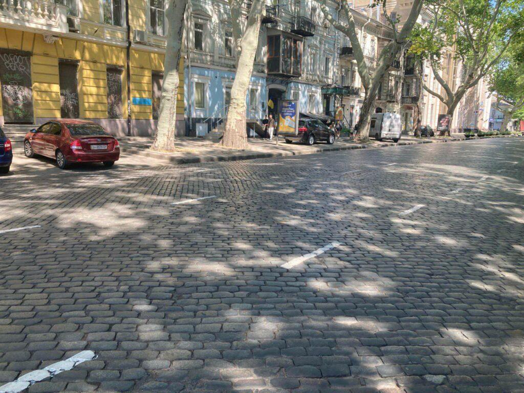 В Одесі на вулиці Італійській розпочали оновлення розмітки (фото)