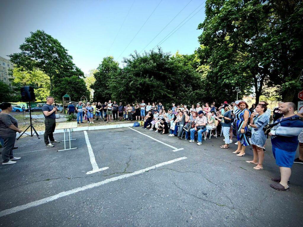 Друга частина мешканців постраждалої через атаку РФ багатоповерхівки в Одесі повертається додому