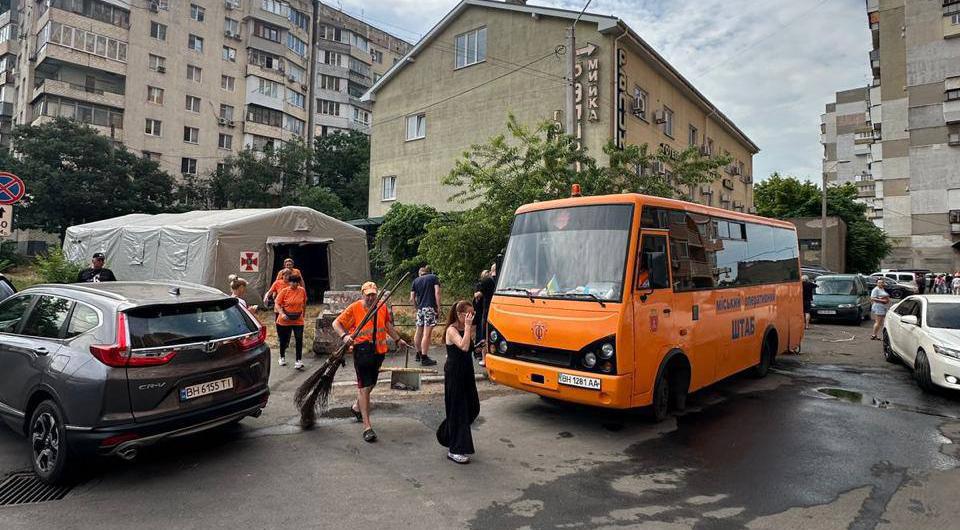 Одеса: на місці нічного «прильоту» розгорнули оперативний штаб Одеса: на місці нічного «прильоту» розгорнули оперативний штаб