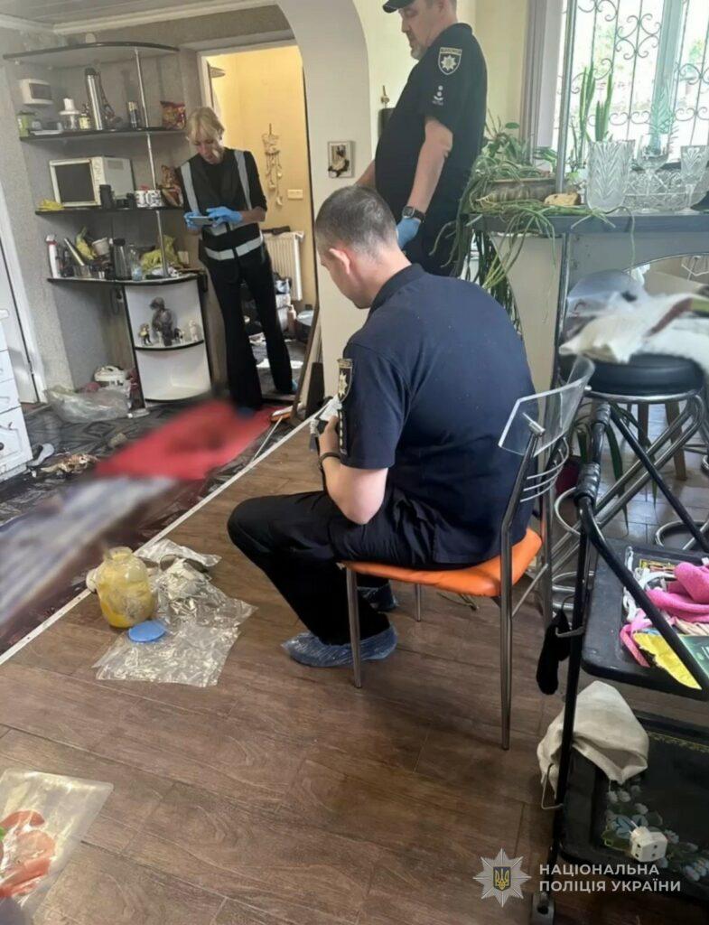 Вдарила кухонним ножем у шию: на Одещині затримали підозрювану у вбивстві пенсіонерки