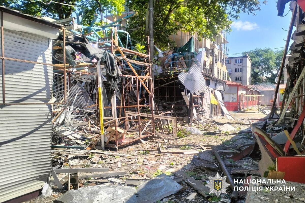 Одна людина загинула та семеро отримали поранення внаслідок російських обстрілів Херсонщини Одна людина загинула та семеро отримали поранення внаслідок російських обстрілів Херсонщини