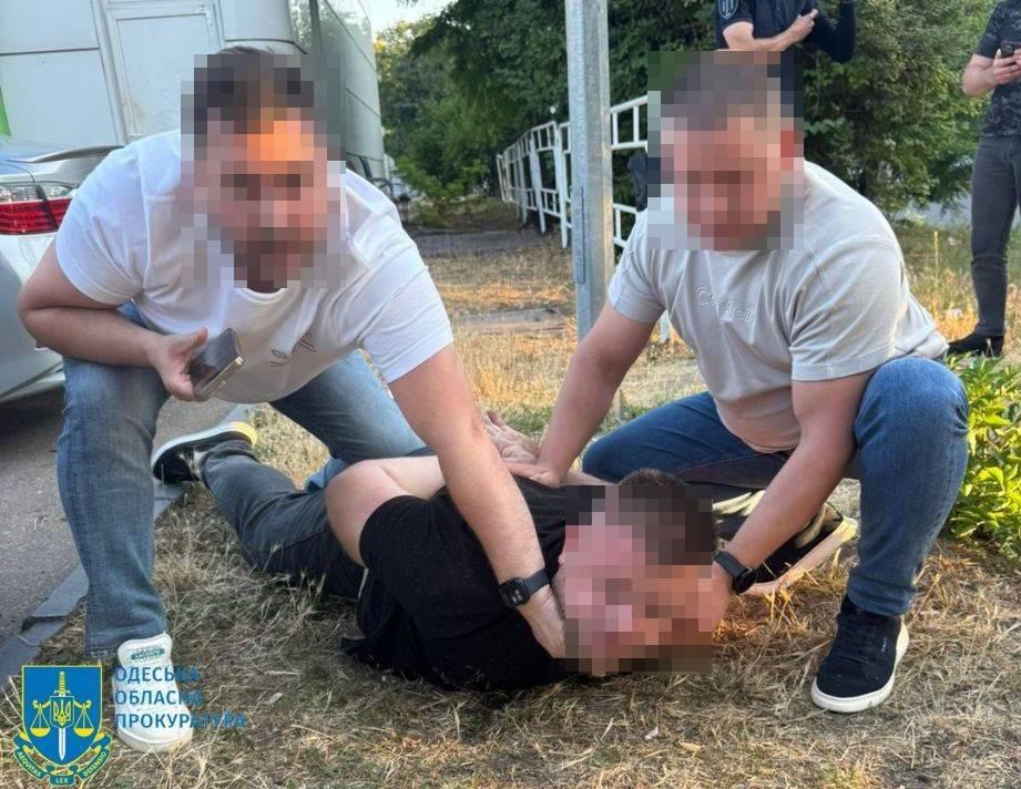 В Одесі поліцейський вимагав гроші у таксистів за роботу під час комендантської години