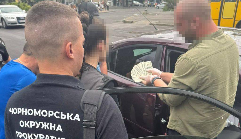 2700 доларів за дозвіл на торгівлю біля моря: чиновника КП «Узбережжя Одеси» спіймали на хабарі
