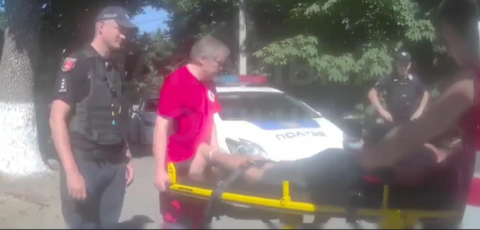 Одесские патрульные опубликовали видео задержания полуголого неадеквата на проспекте Шевченко Одесские патрульные опубликовали видео задержания полуголого неадеквата на проспекте Шевченко
