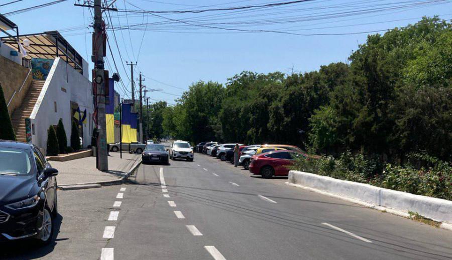 На вулицях Одеси оновлюють дорожню розмітку