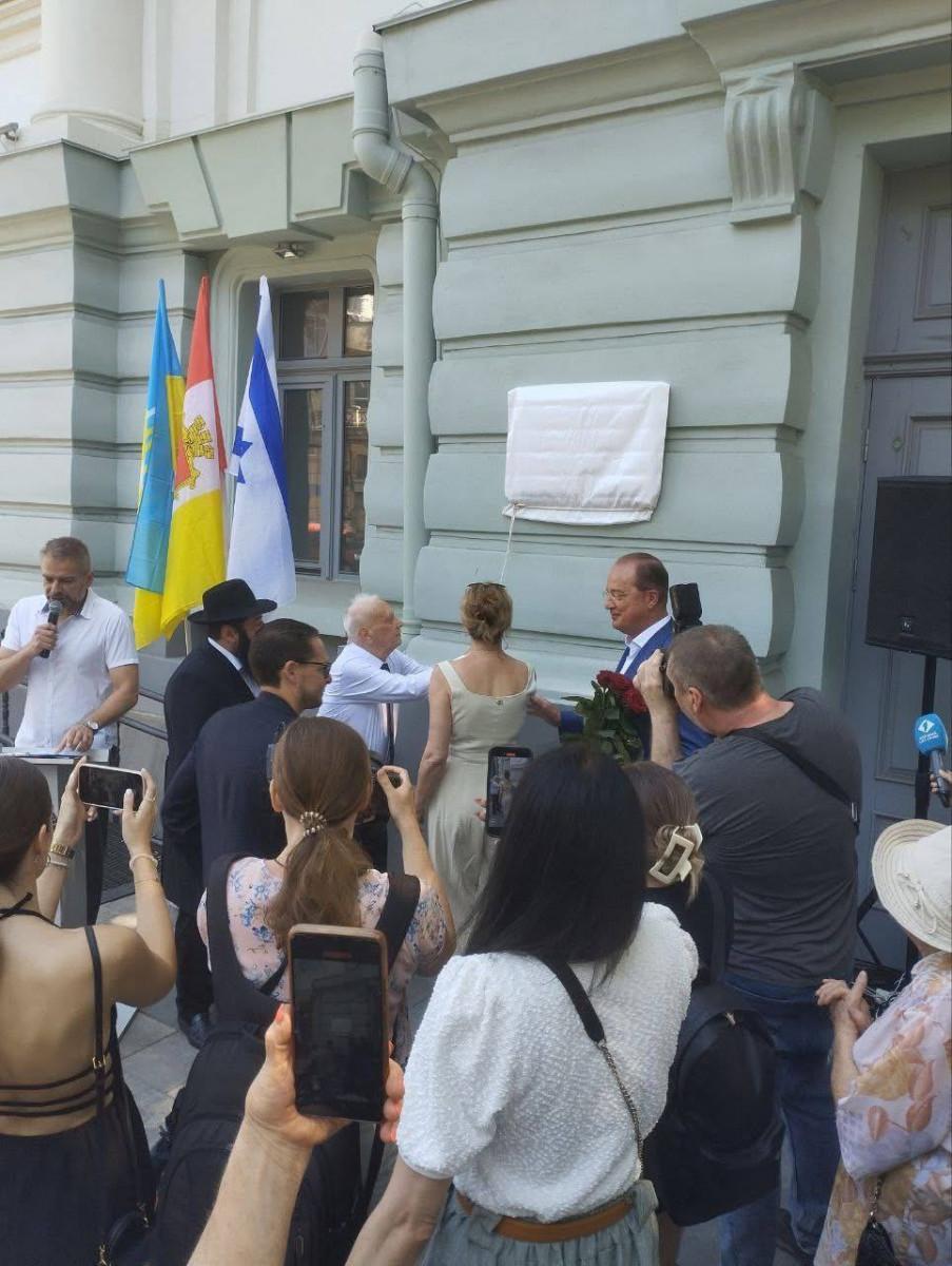 В Одесі на фасаді українського театру відкрили меморіальну дошку Генріху Осташевському