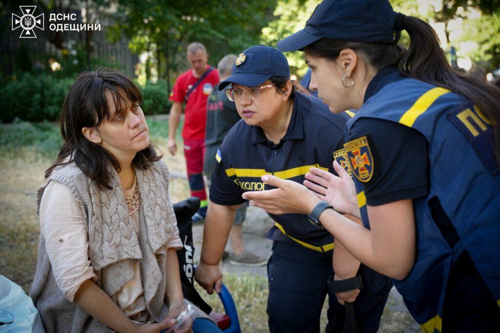Трохи спокою серед хаосу: як психологи ДСНС заспокоювали одеситів після атаки РФ