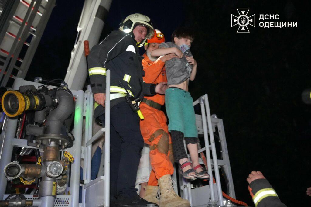В Одесі під час нічної атаки постраждала девʼятиповерхівка: в ДСНС показали фото ліквідації наслідків