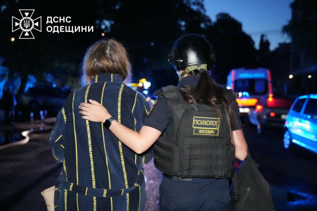 В Одесі під час нічної атаки постраждала девʼятиповерхівка: в ДСНС показали фото ліквідації наслідків