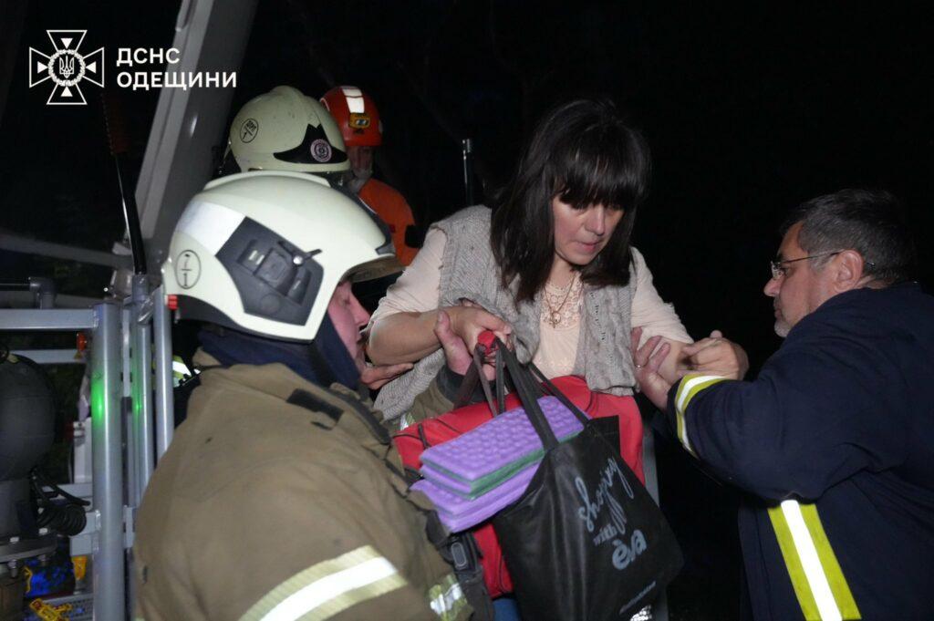 В Одесі під час нічної атаки постраждала девʼятиповерхівка: в ДСНС показали фото ліквідації наслідків