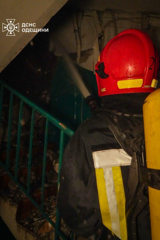 В Одесі під час нічної атаки постраждала девʼятиповерхівка: в ДСНС показали фото ліквідації наслідків