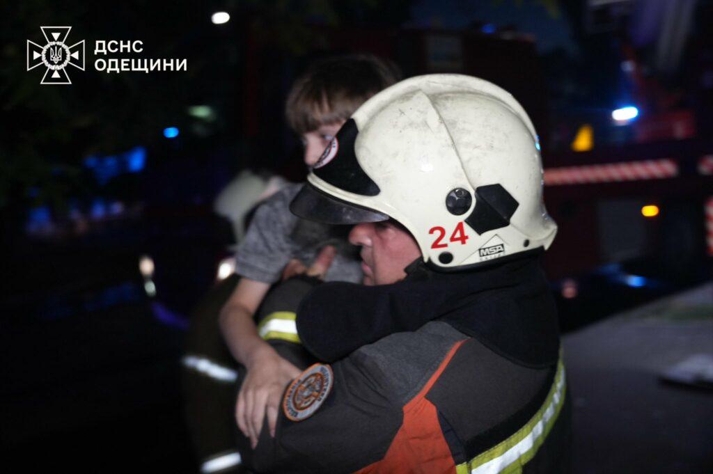 В Одесі під час нічної атаки постраждала девʼятиповерхівка: в ДСНС показали фото ліквідації наслідків