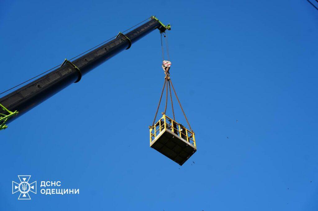 Рятувальники завершили роботи з ліквідації наслідків нічної атаки по Одесі (фото, відео)