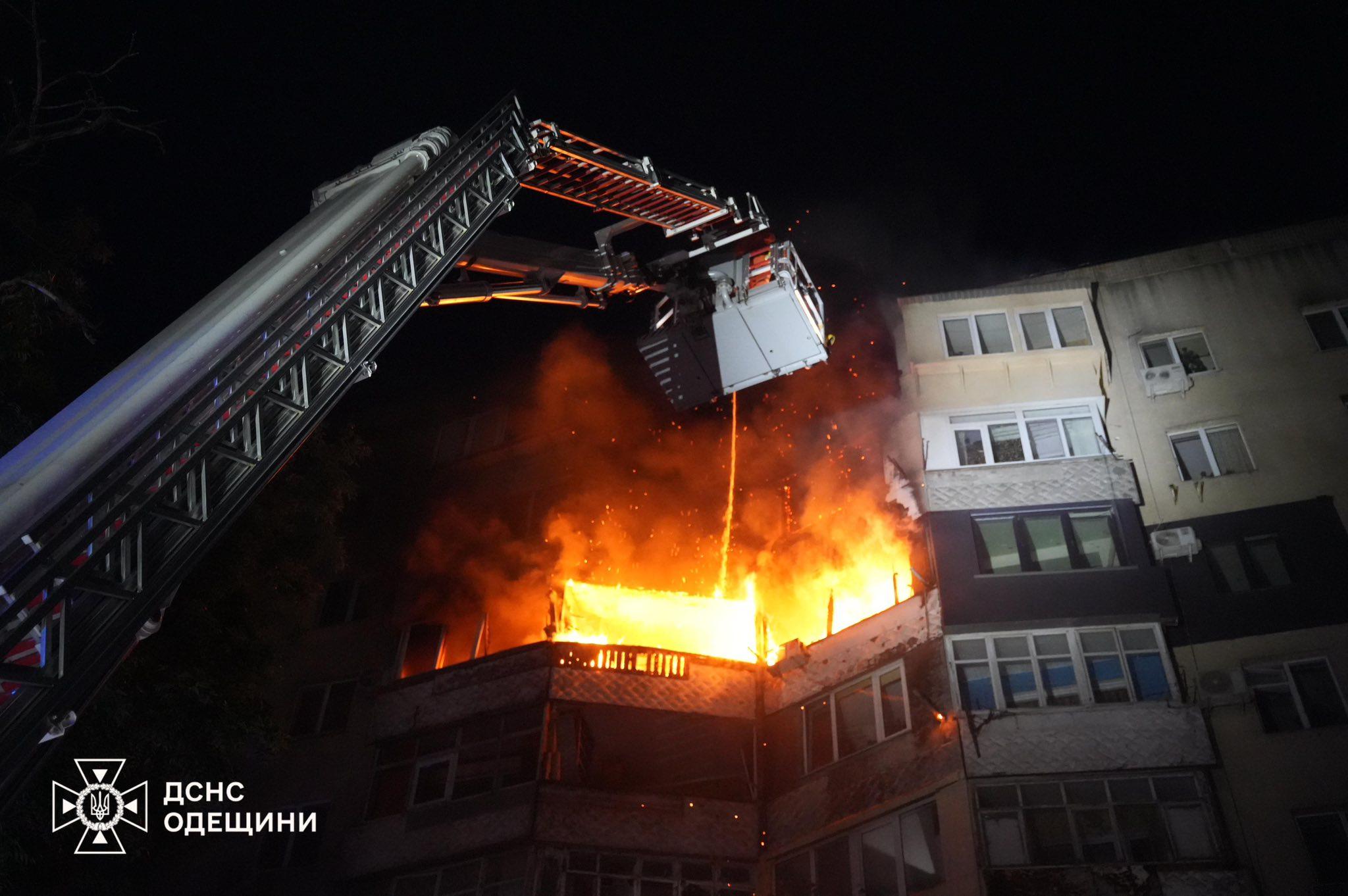 В Одесі під час нічної атаки постраждала девʼятиповерхівка: в ДСНС показали фото ліквідації наслідків