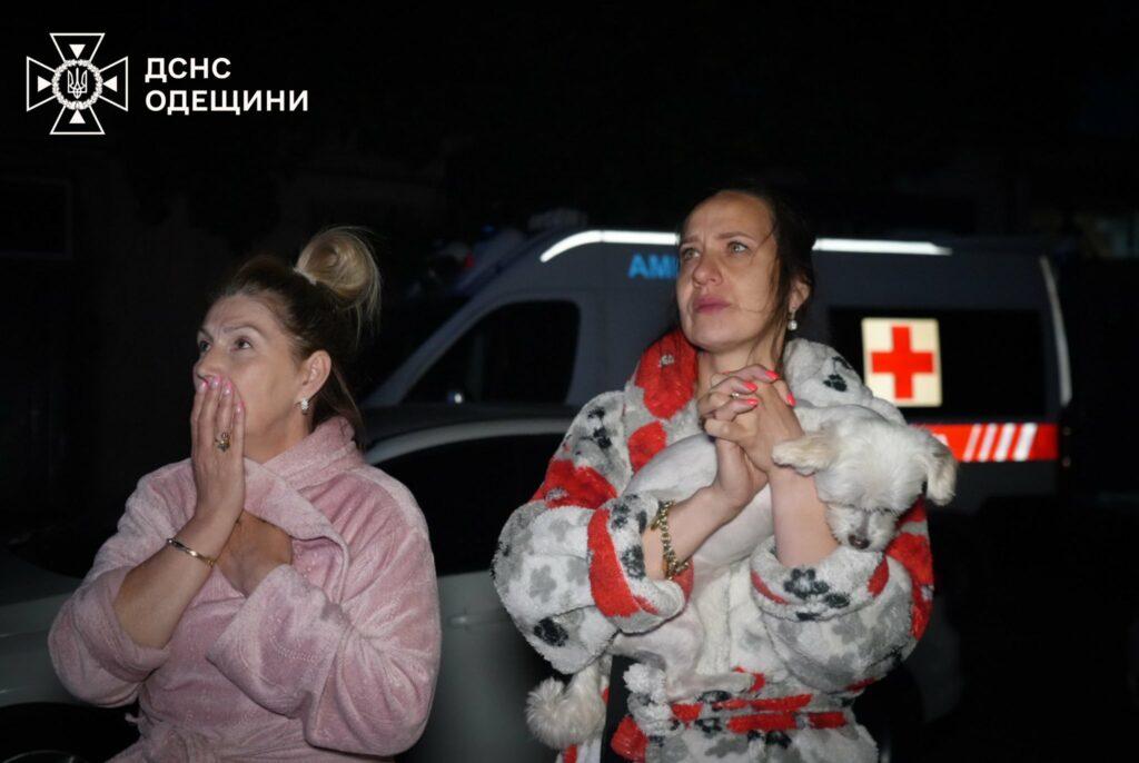 В Одесі під час нічної атаки постраждала девʼятиповерхівка: в ДСНС показали фото ліквідації наслідків