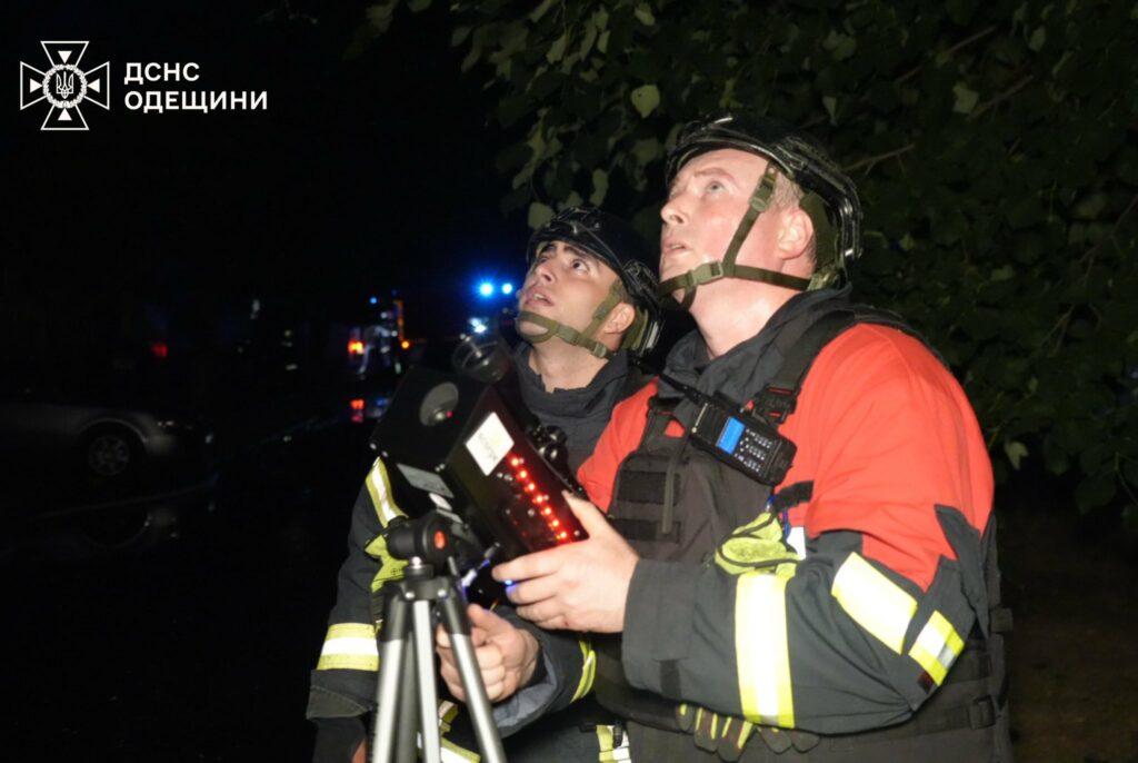 В Одесі під час нічної атаки постраждала девʼятиповерхівка: в ДСНС показали фото ліквідації наслідків