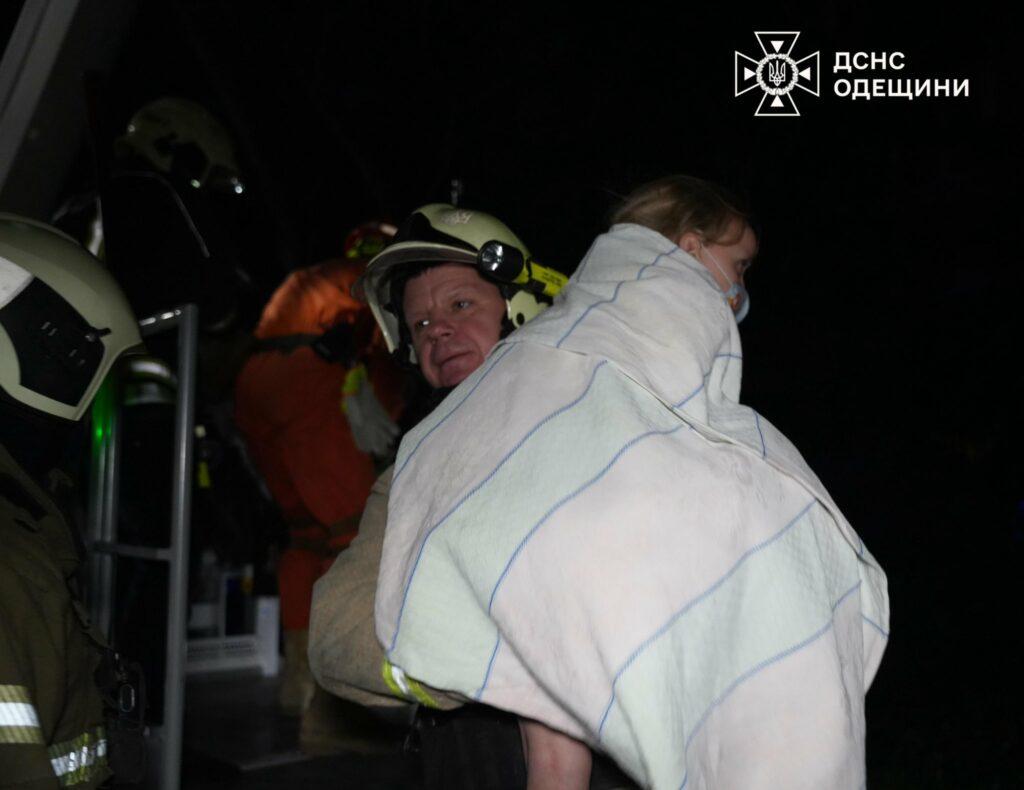 В Одесі під час нічної атаки постраждала девʼятиповерхівка: в ДСНС показали фото ліквідації наслідків