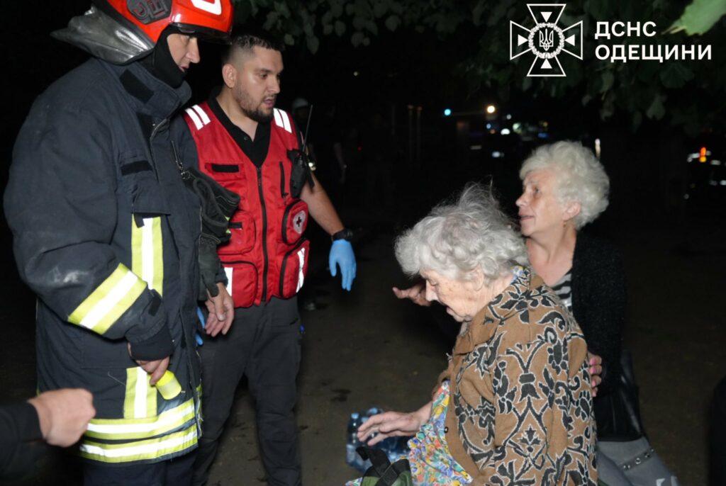 В Одесі під час нічної атаки постраждала девʼятиповерхівка: в ДСНС показали фото ліквідації наслідків