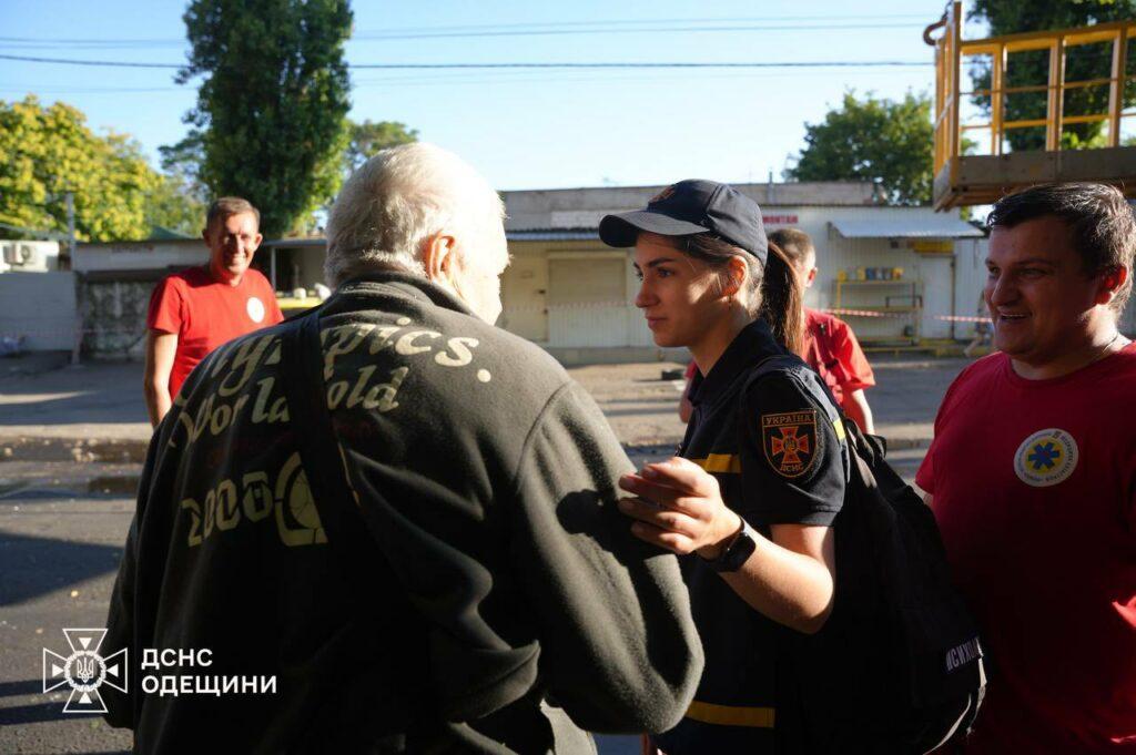 Рятувальники завершили роботи з ліквідації наслідків нічної атаки по Одесі (фото, відео)