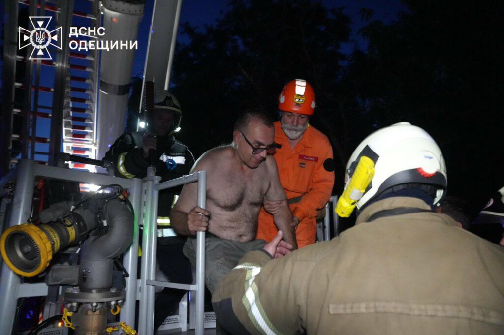 В Одесі під час нічної атаки постраждала девʼятиповерхівка: в ДСНС показали фото ліквідації наслідків