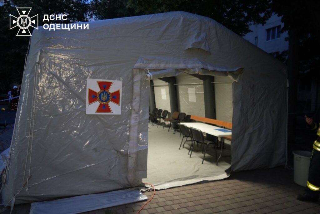 В Одесі під час нічної атаки постраждала девʼятиповерхівка: в ДСНС показали фото ліквідації наслідків