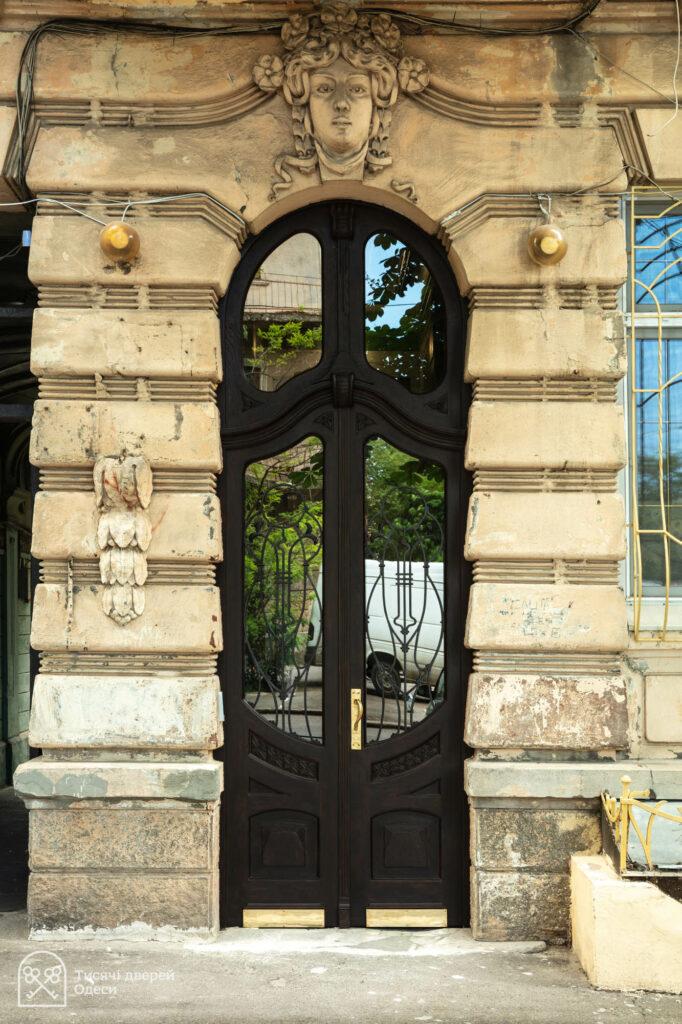 В историческом центре Одессы отреставрировали старинную дверь (фото)