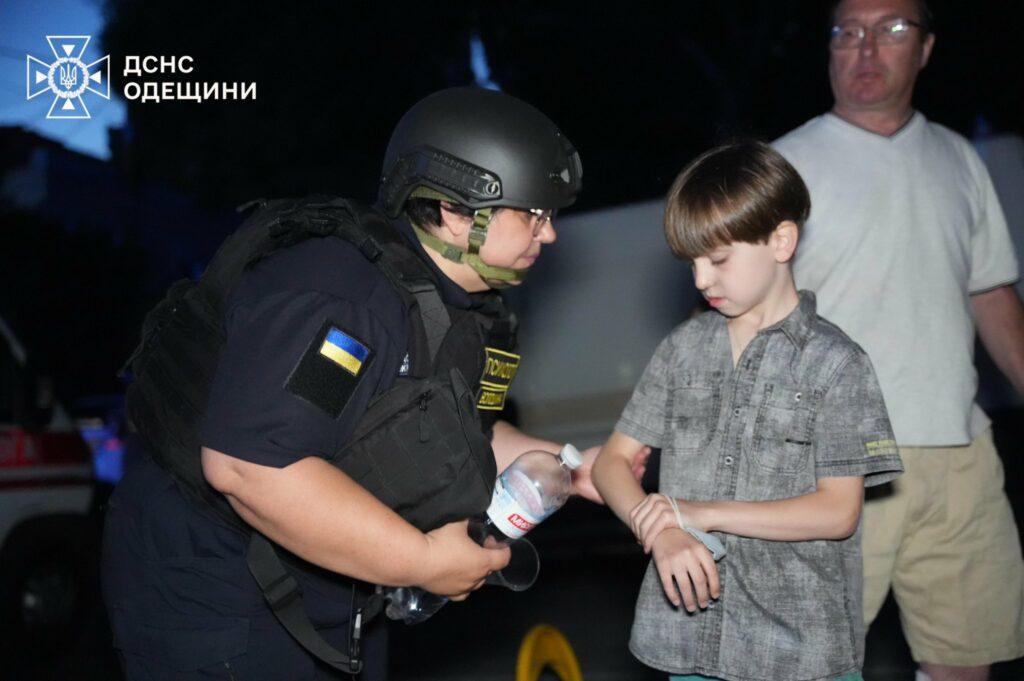 В Одесі під час нічної атаки постраждала девʼятиповерхівка: в ДСНС показали фото ліквідації наслідків