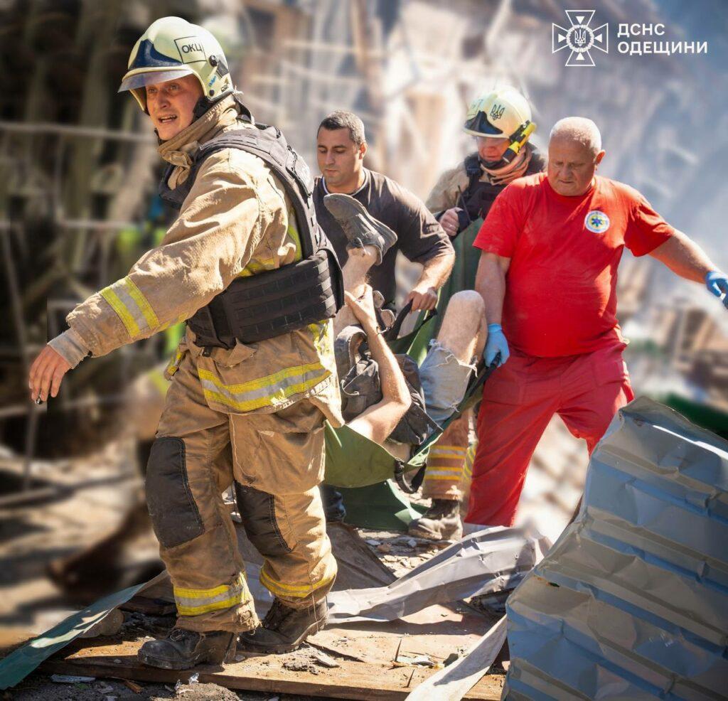 Поранені люди та коні: рятувальники показали перші хвилини після «прильотів» по Одесі (обережно, фото)