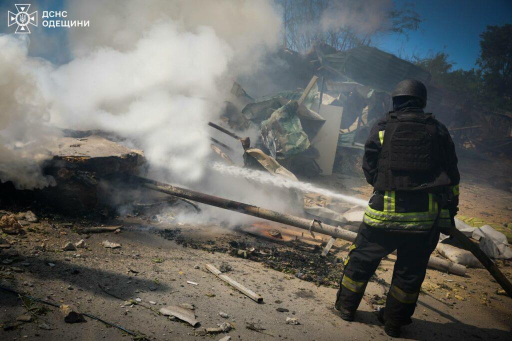 Поранені люди та коні: рятувальники показали перші хвилини після «прильотів» по Одесі (обережно, фото)