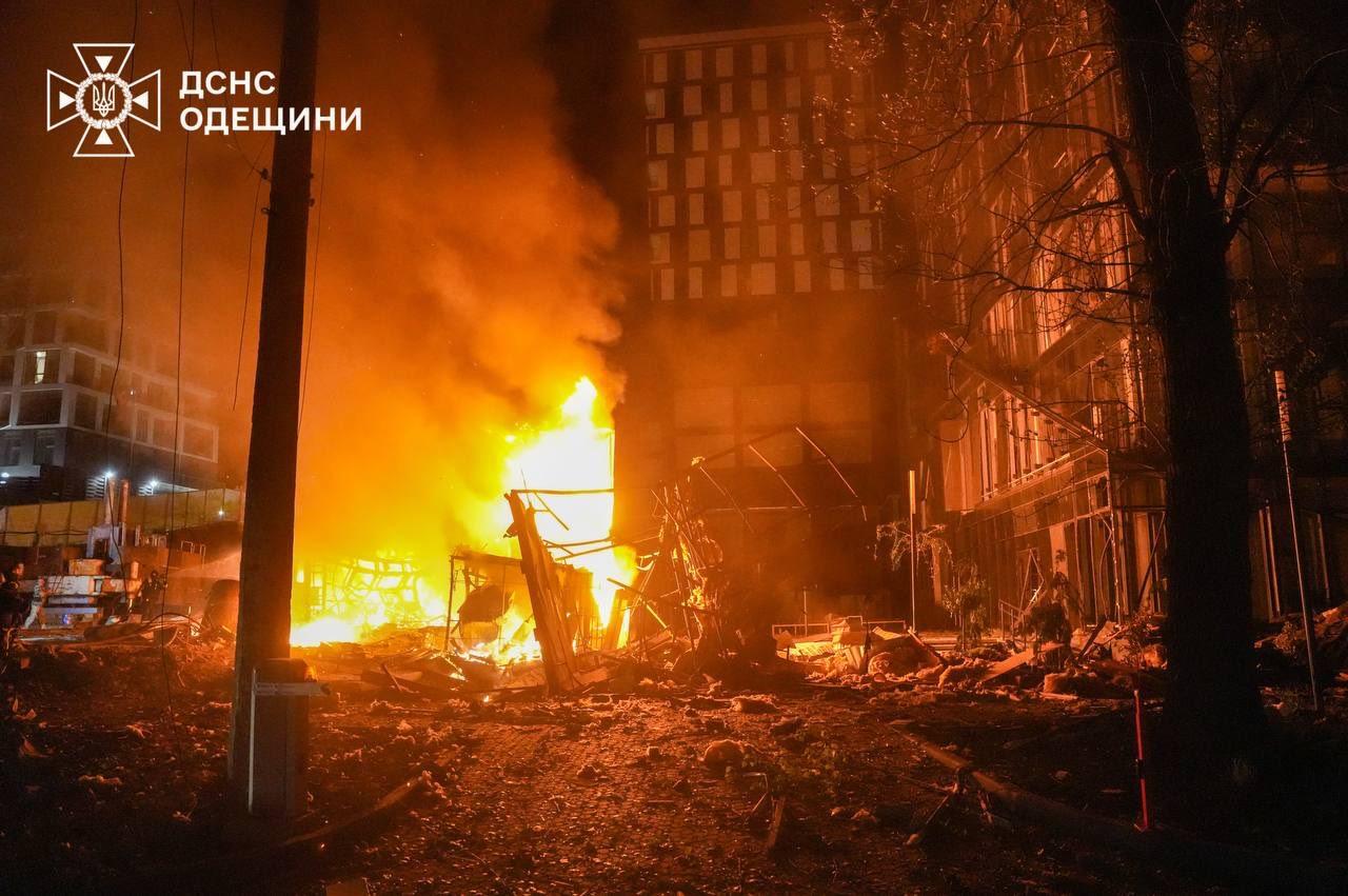 Рятувальники показали наслідки нічної атаки РФ по Одесі