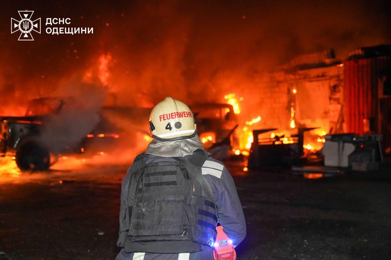 Рятувальники показали наслідки нічної атаки РФ по Одесі