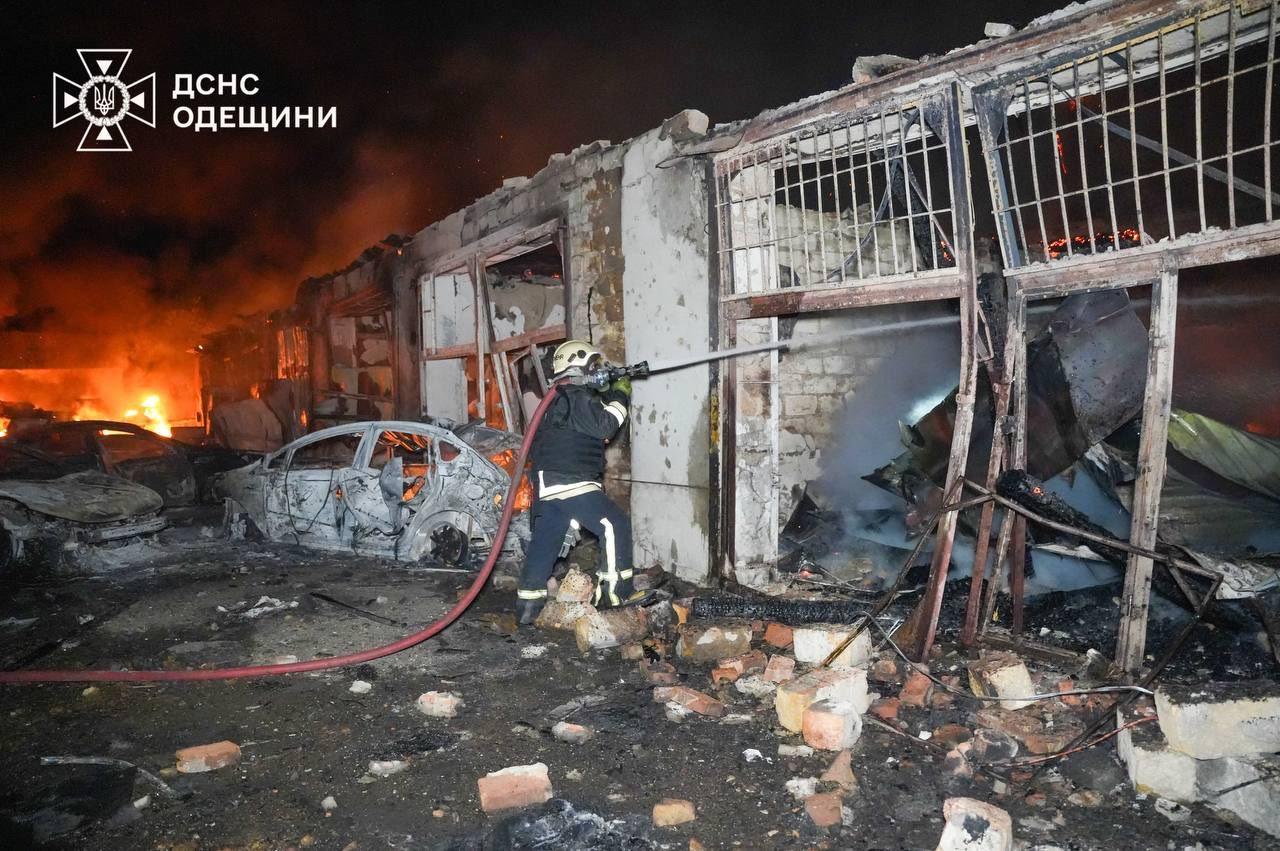 Рятувальники показали наслідки нічної атаки РФ по Одесі
