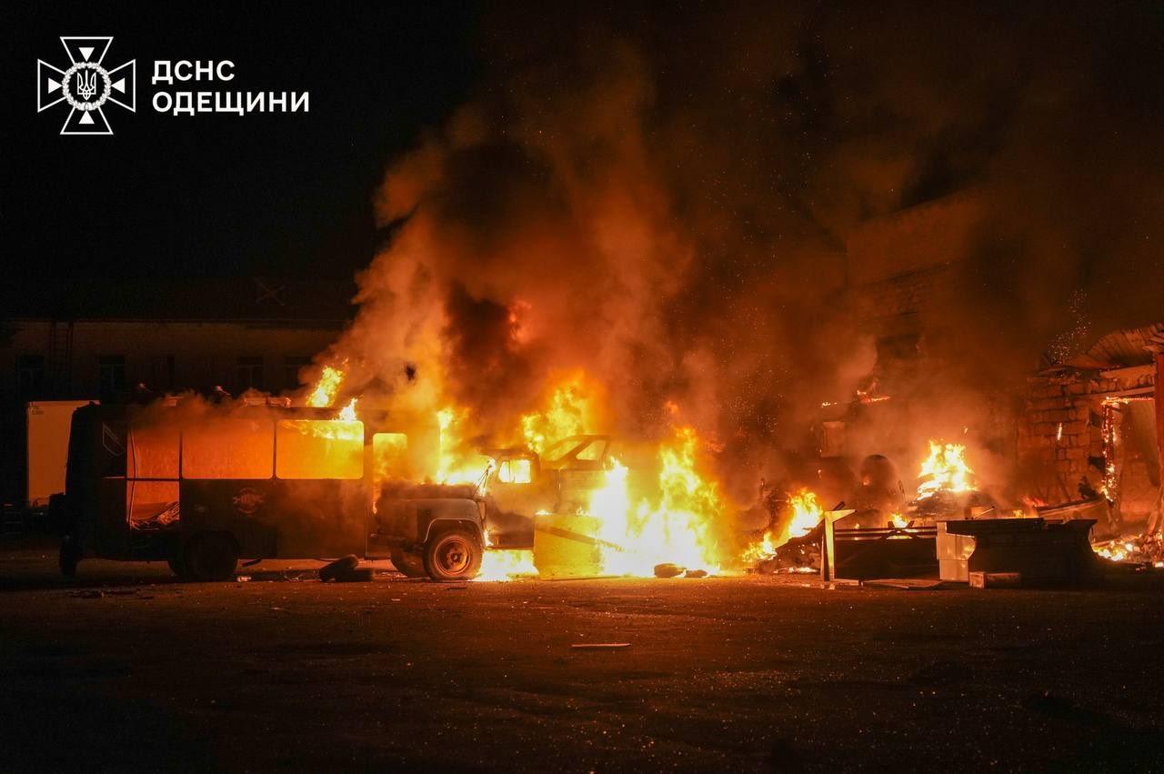 Рятувальники показали наслідки нічної атаки РФ по Одесі