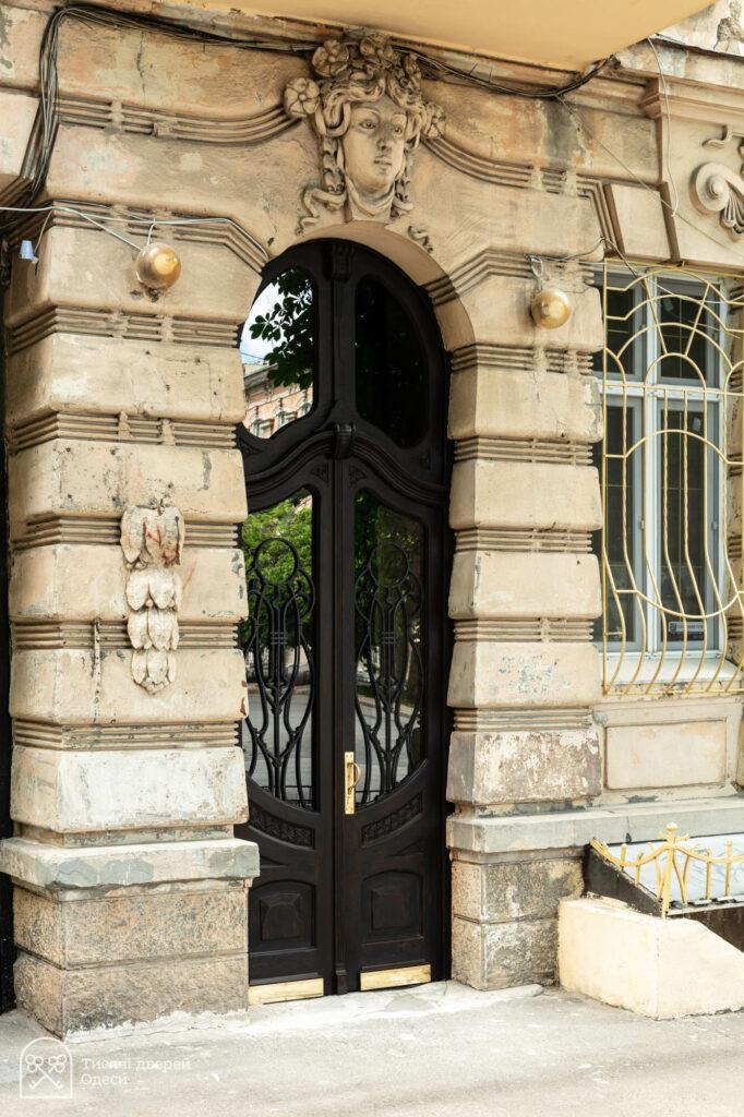 В историческом центре Одессы отреставрировали старинную дверь (фото)