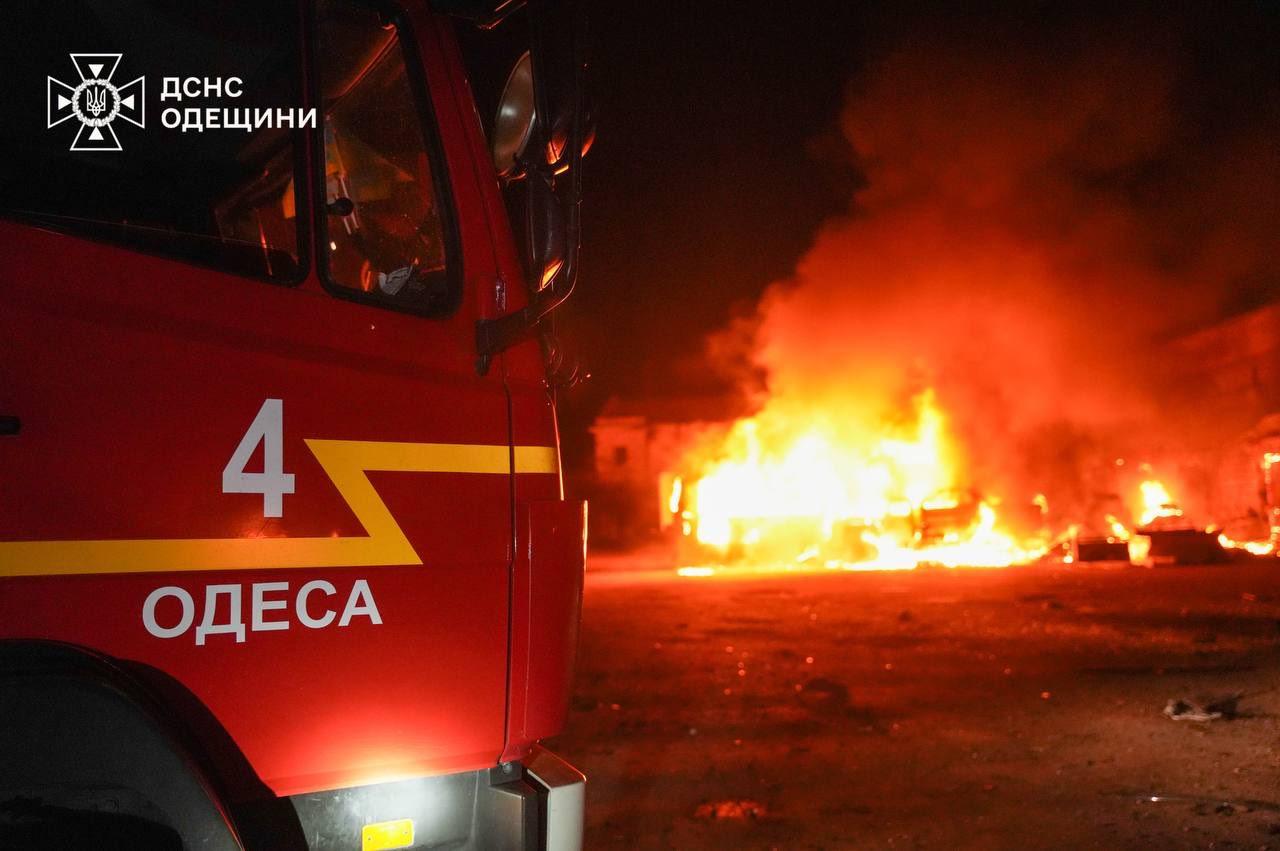 Рятувальники показали наслідки нічної атаки РФ по Одесі