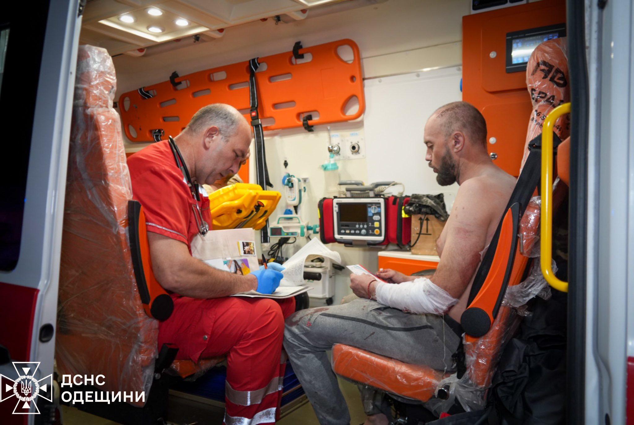 Рятувальники показали наслідки нічної дронової атаки РФ по Одесі (фото, відео)